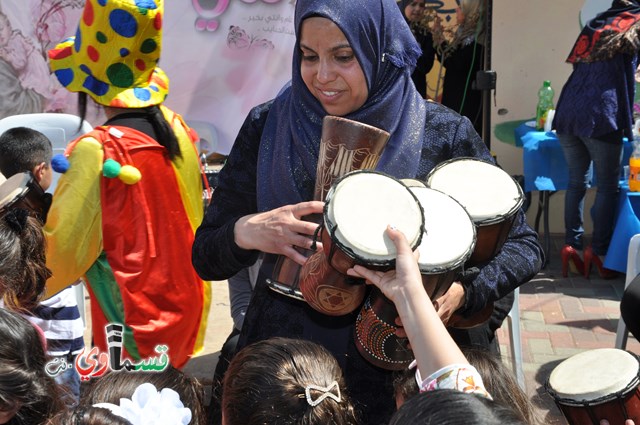 كفرقاسم – فيديو: بساتين الامل, السلام , والمحبة تحتفل بعيد الام على انغام عمو انس وجوقته ..